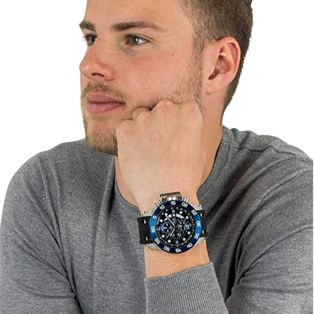Reloj Invicta 19252 puesto en la muñeca