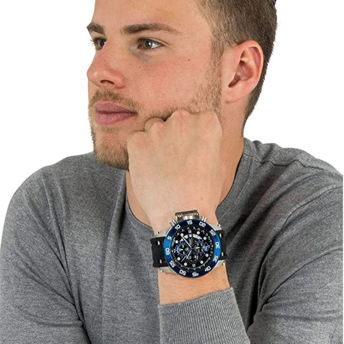 Reloj Invicta 19252 puesto en la muñeca