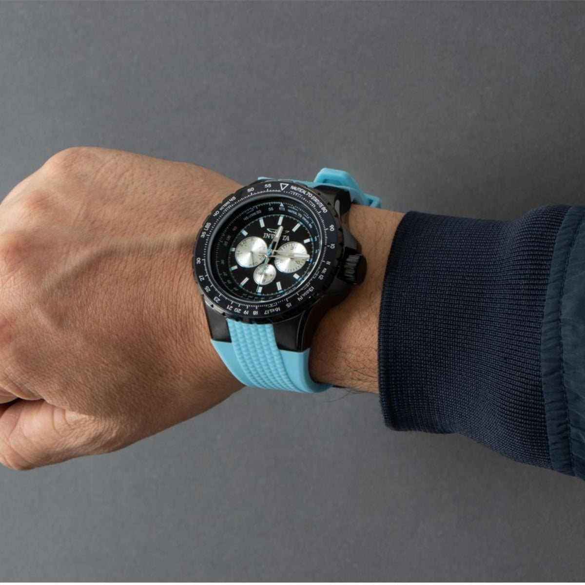 Reloj Invicta 39305 puesto en la muñeca
