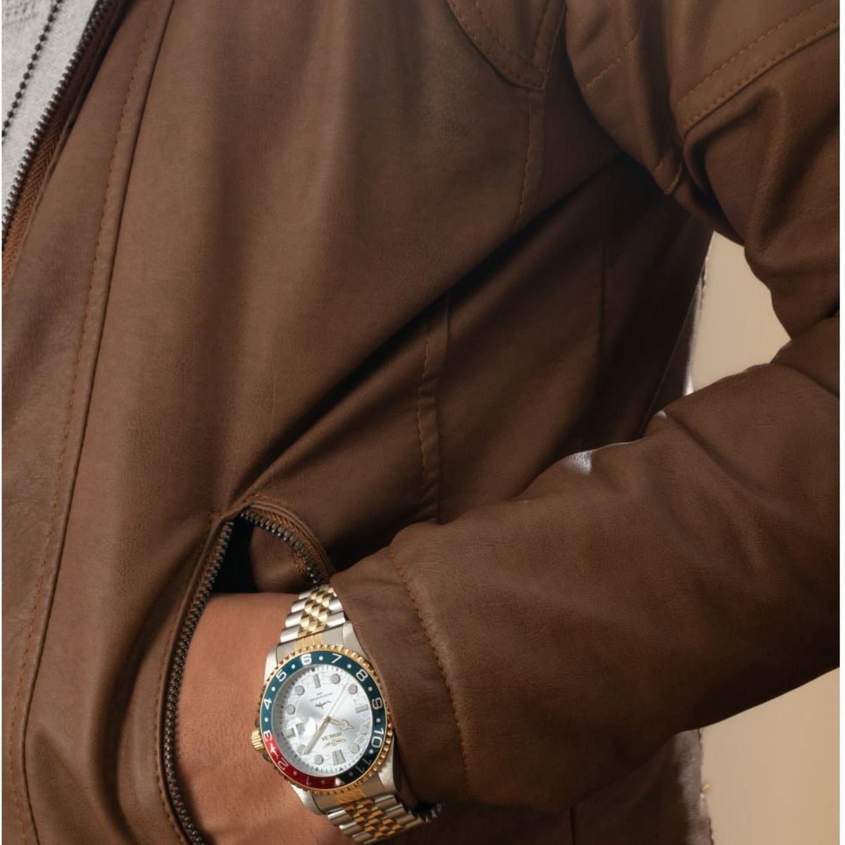 Reloj Invicta 40010 puesto en la muñeca