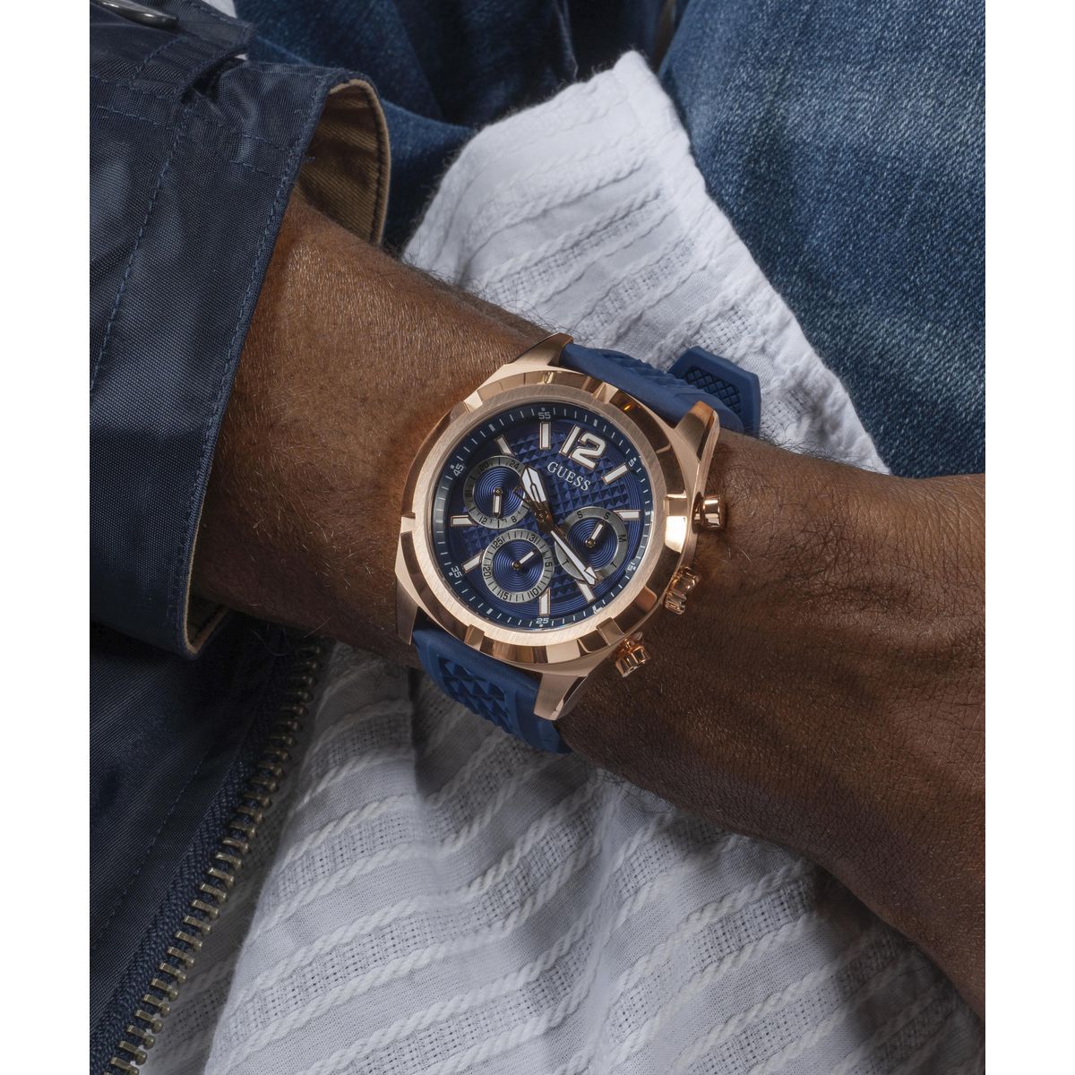 Reloj GUESS Resistance GW0729G3 vista angulo