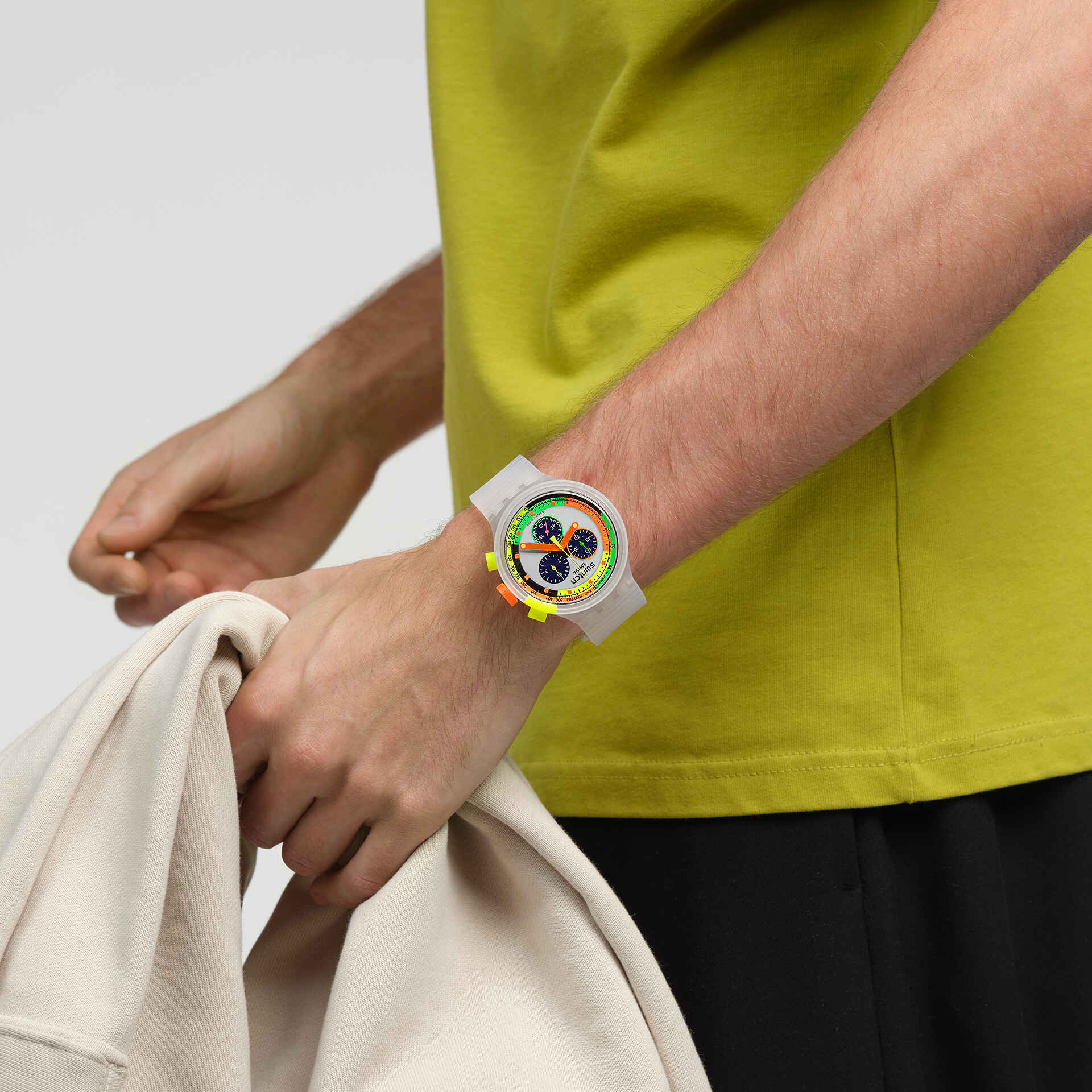 Swatch SB02K100 en la muñeca