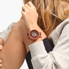 Swatch SB05C100 en la muñeca