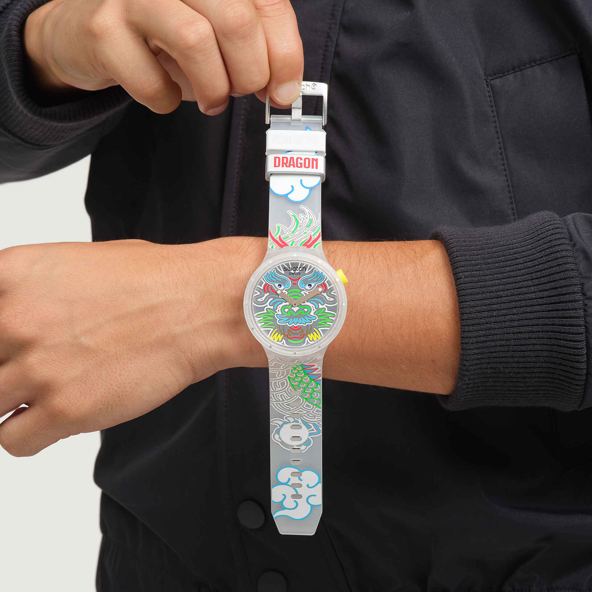 Swatch SB05Z102 en la muñeca