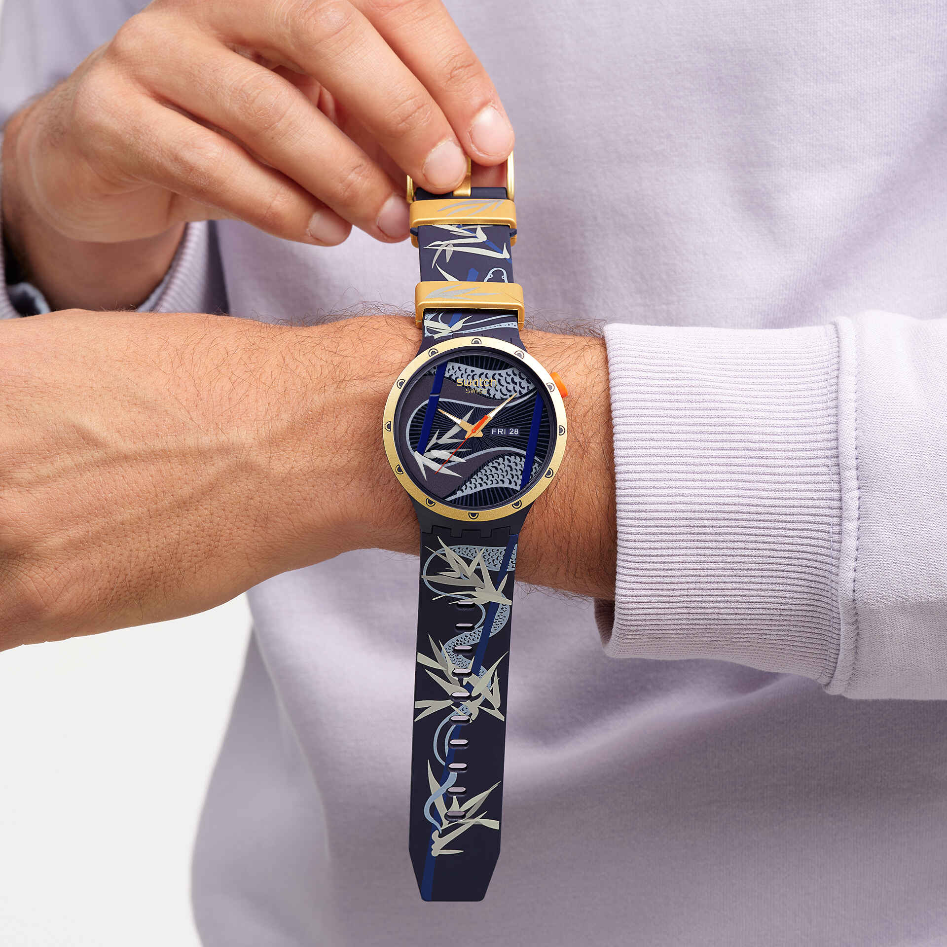 Swatch SB05Z700 en la muñeca