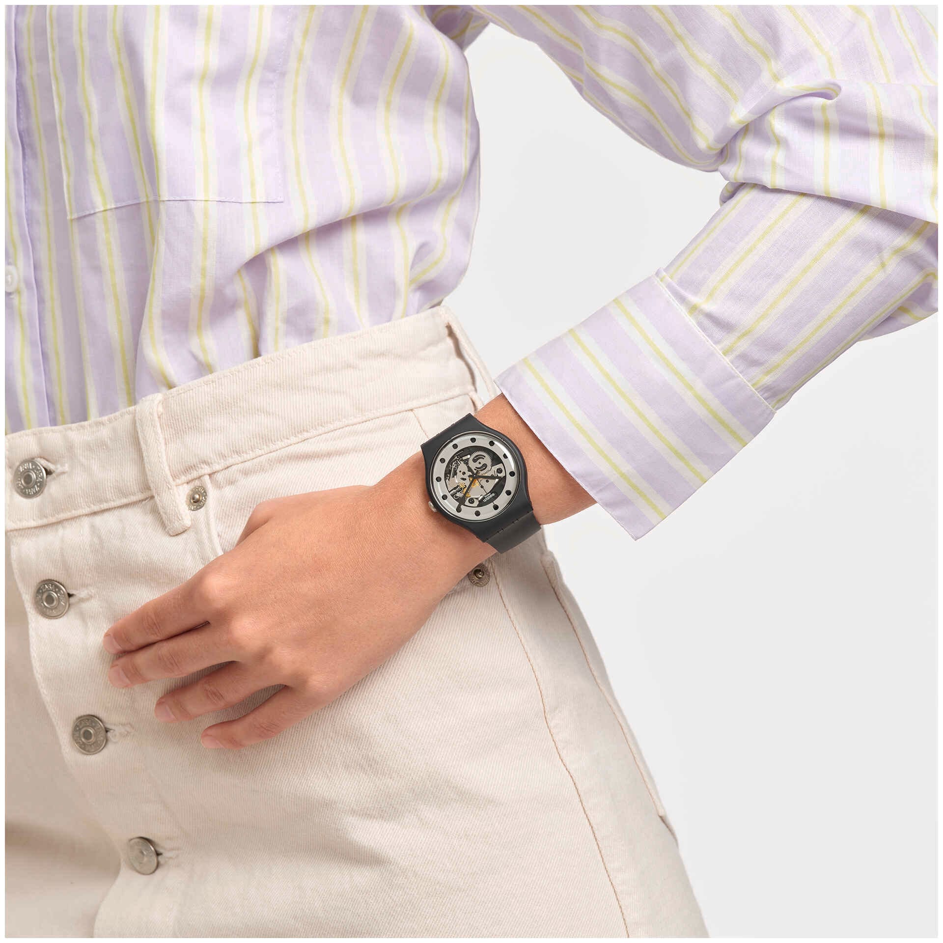 Swatch SO29B109 en la muñeca