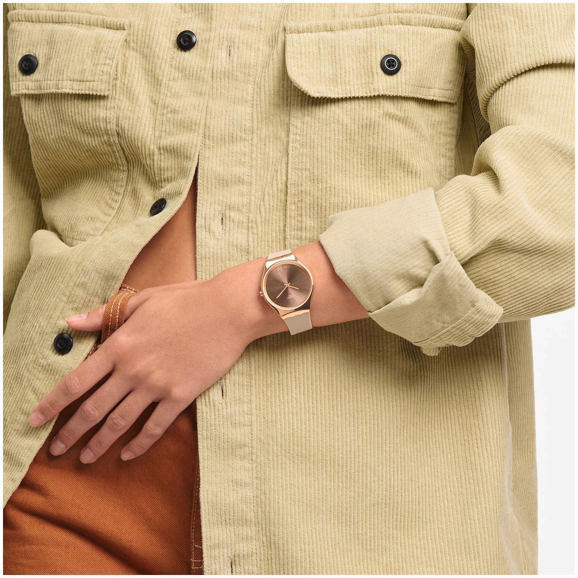 Swatch SYXG101 en la muñeca