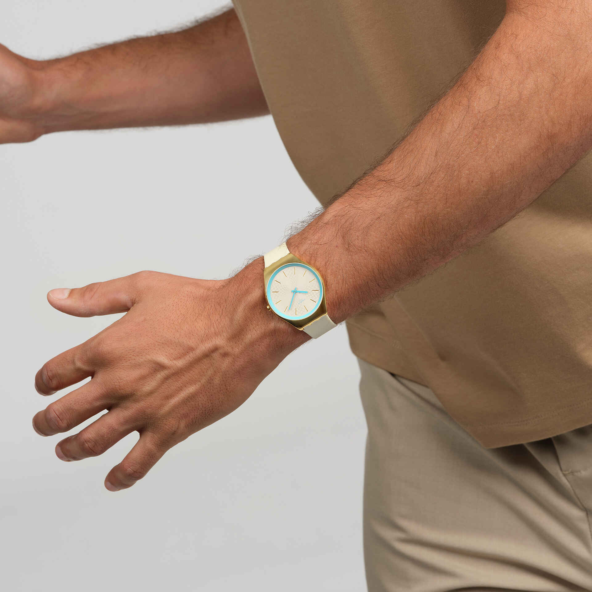 Swatch SYXG127 en la muñeca